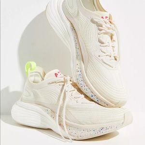 APL streamline sneakers 6.5